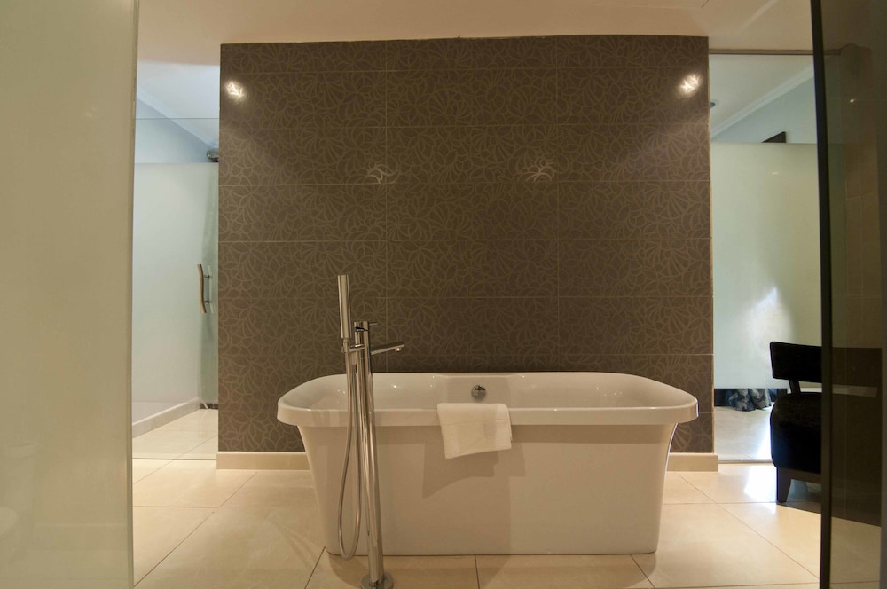 Leola Suites 36/37