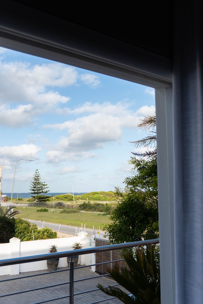 Admiralty Beach House 36/50