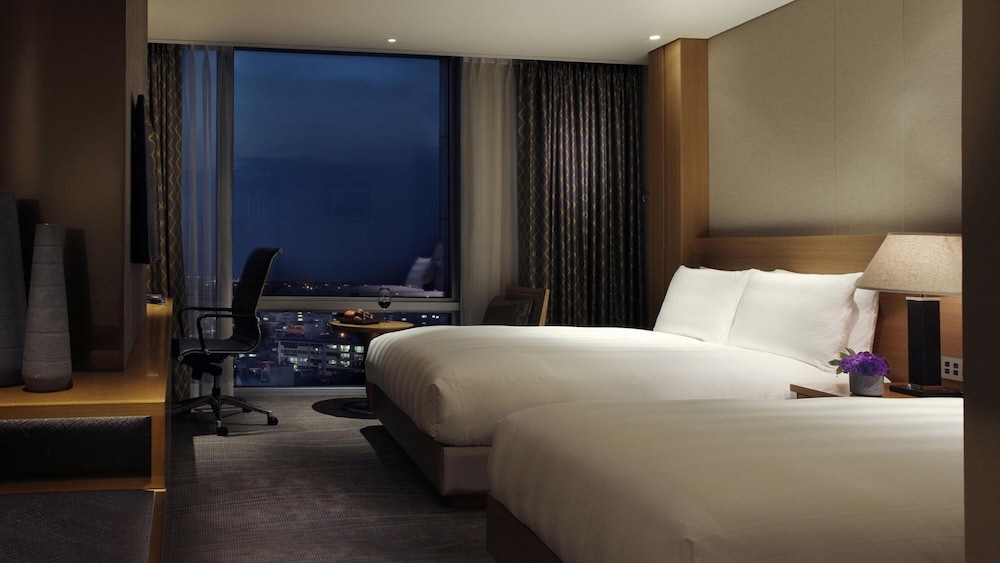 FAMILY, TWIN BEDS