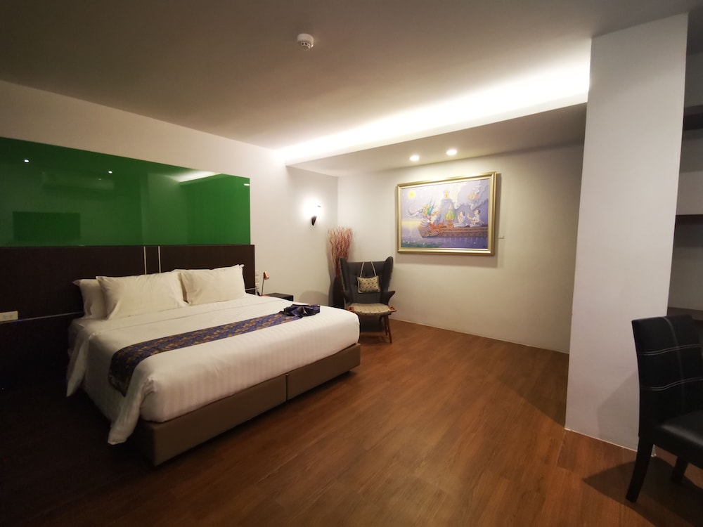 DELUXE, KING BED
