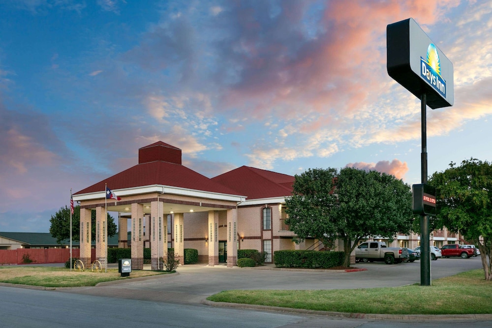 Days Inn By Wyndham Granbury 1/49