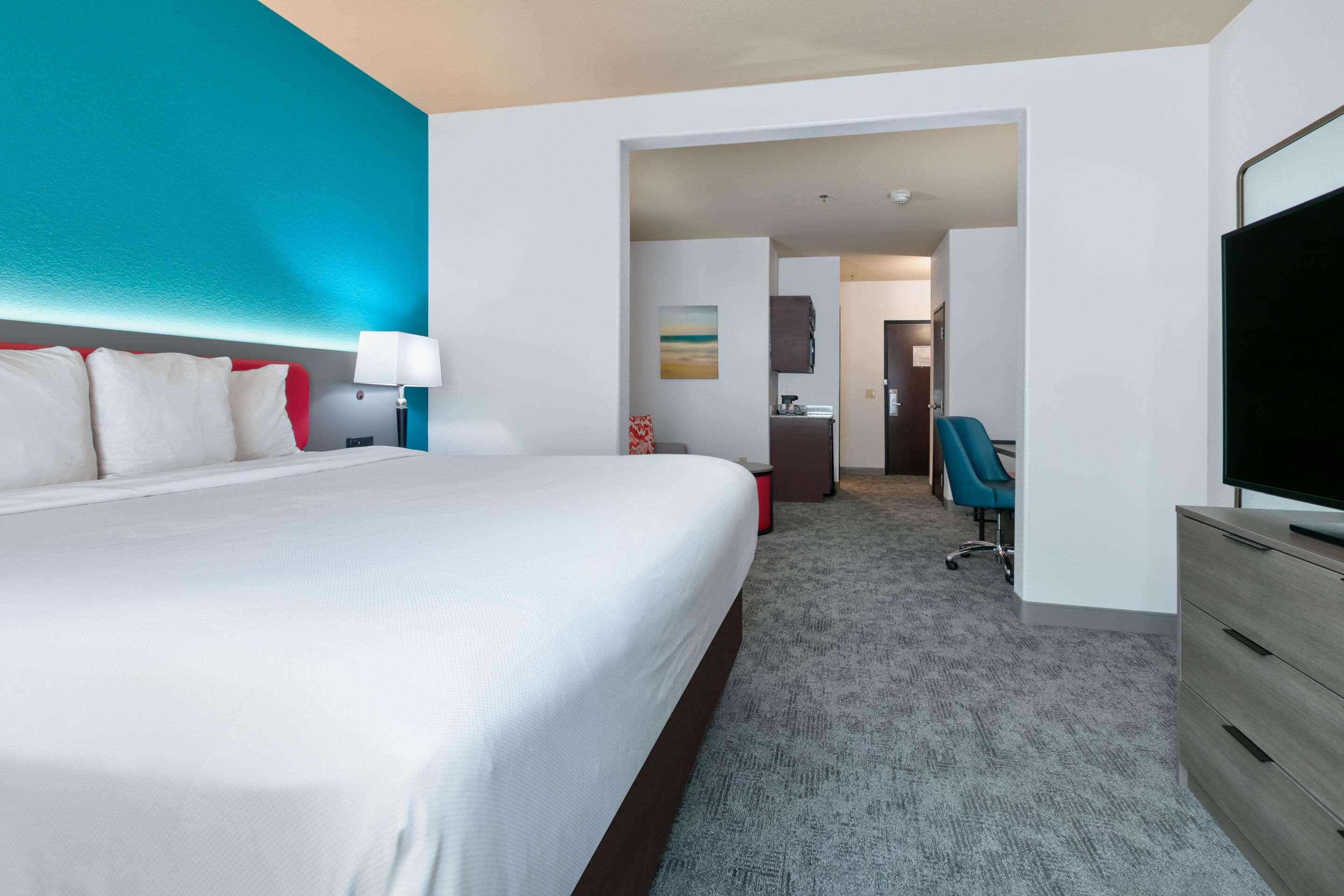 SUITE, KING BED