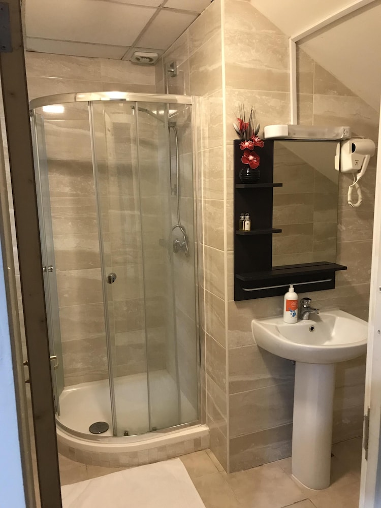 Pacific Inn London Heathrow (ex. Essex Inn Hotel) 31/34
