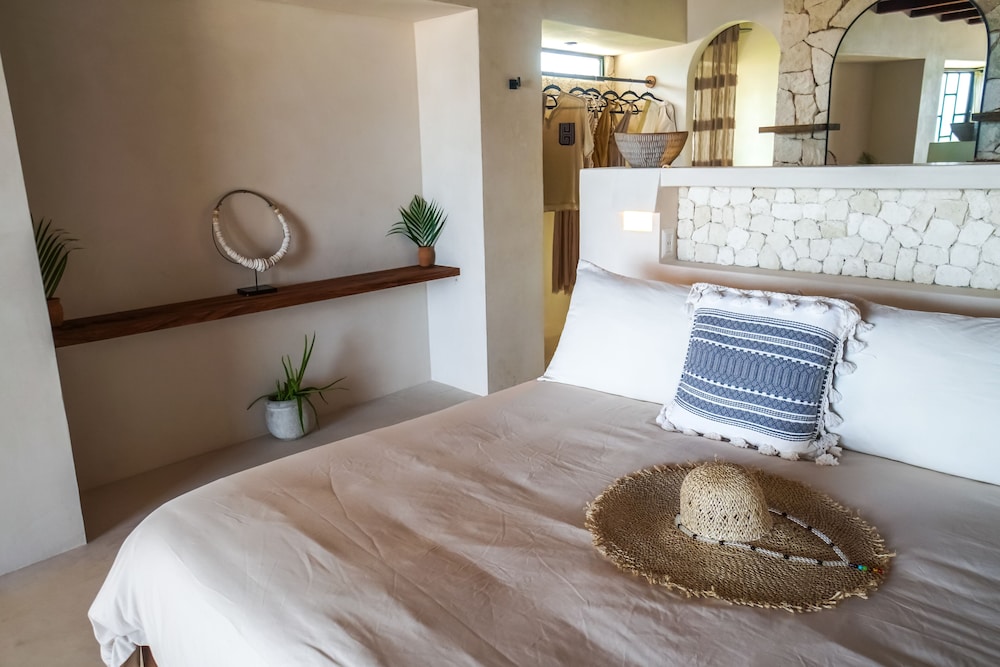 ROOM, BEACH FRONT