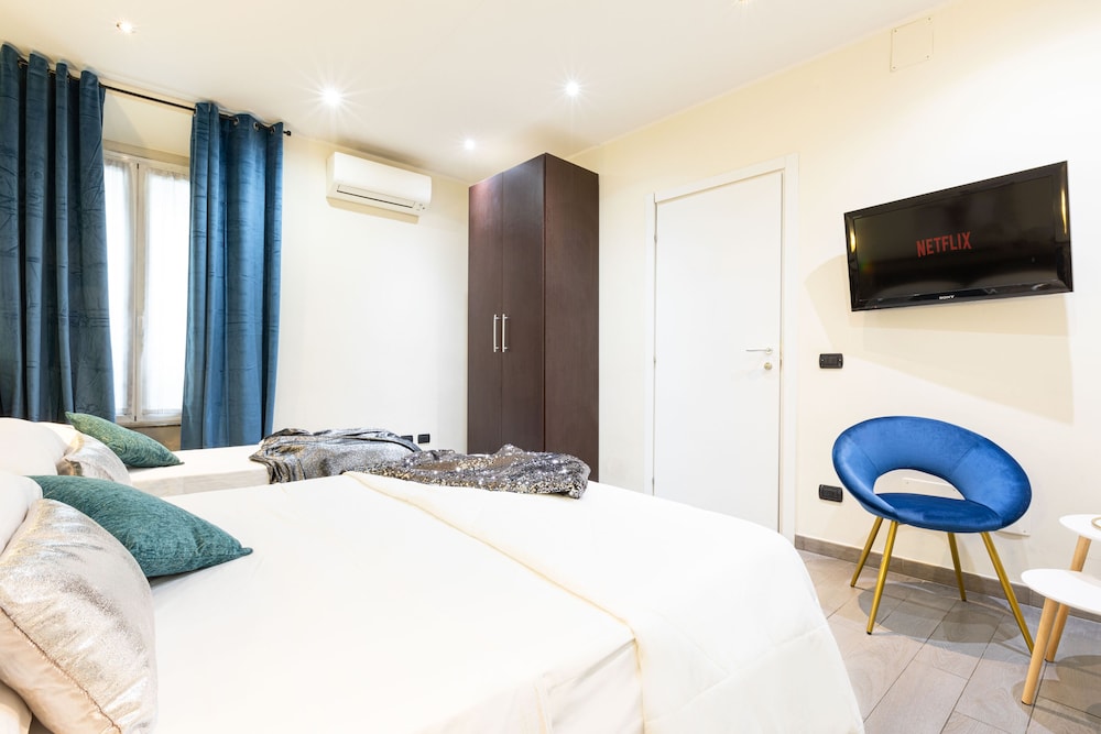ROOM, TRIPLE, 1 DOUBLE AND 1 SINGLE BED