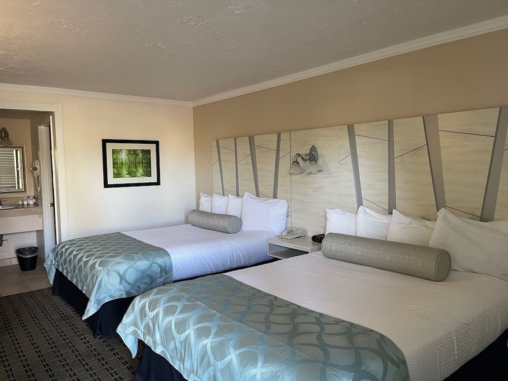 Premium, 2 Queen Beds, Adult Only