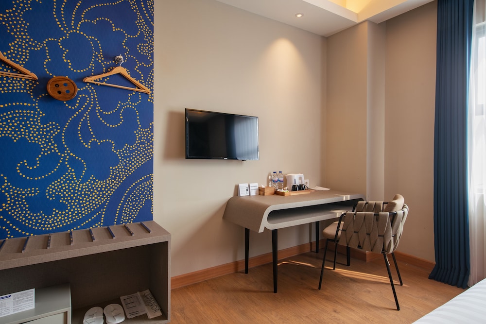 Luminor Hotel Airport Sidoarjo By WH, Best Choice and Strategic Location with a Rooftop area in Town 35/38