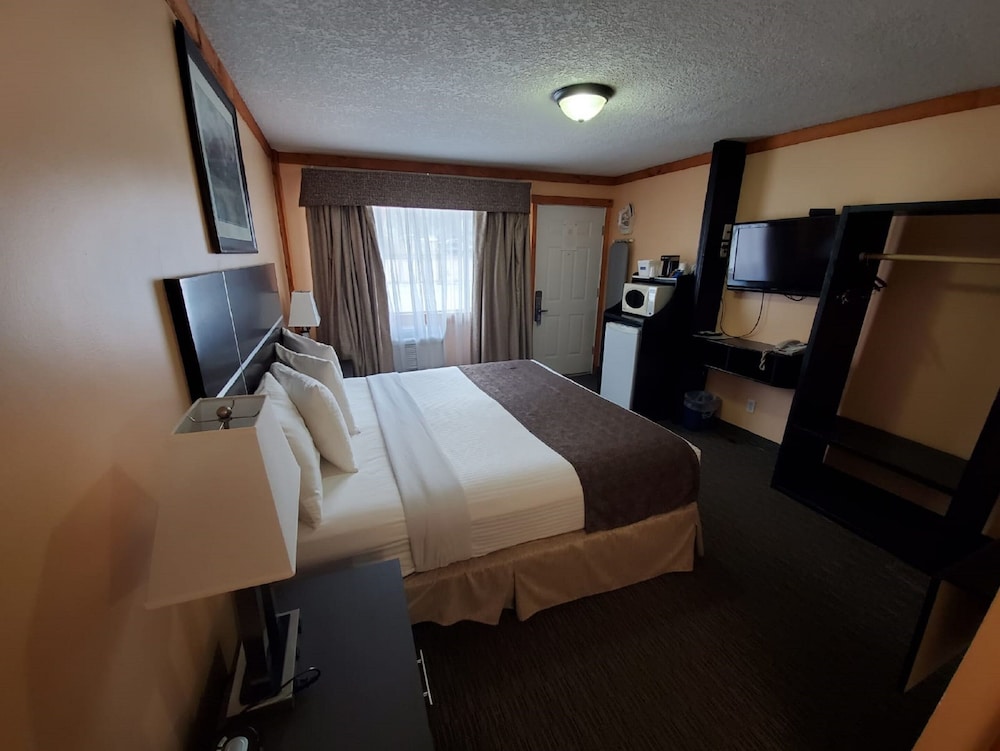Travelodge by Wyndham Golden Sportsman Lodge 8/44