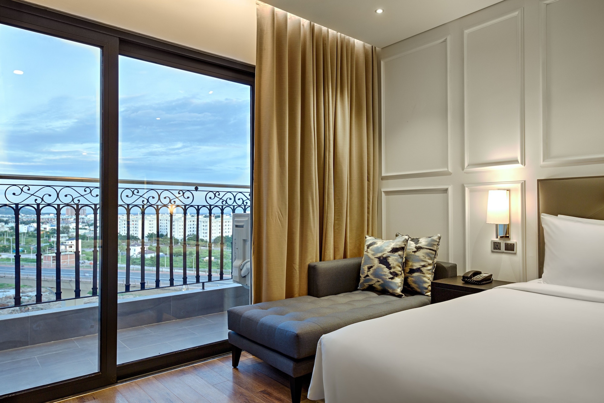 غرفة سوبيريور بسرير كينج بإطلالة على المدينة بشرفة، Wyndham Danang Golden Bay 3/7