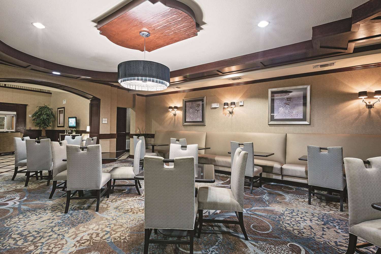 La Quinta Inn and Suites by Wyndham DFW Airport West - Euless 59/65