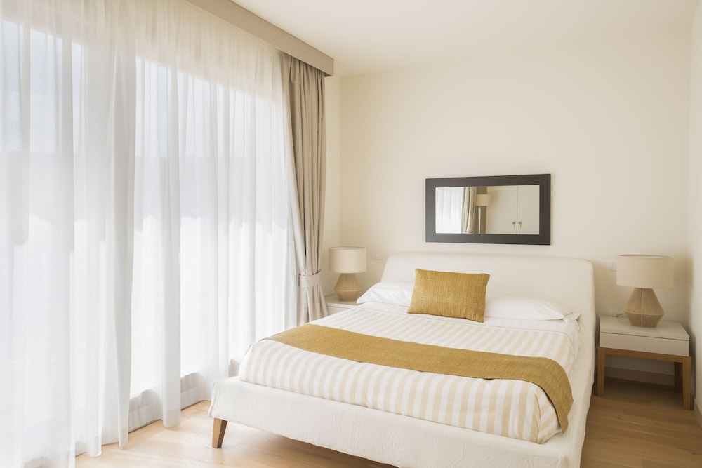 2 Bedrooms, Club, Suite, 2 King Beds, Sea View, 2 Bathrooms