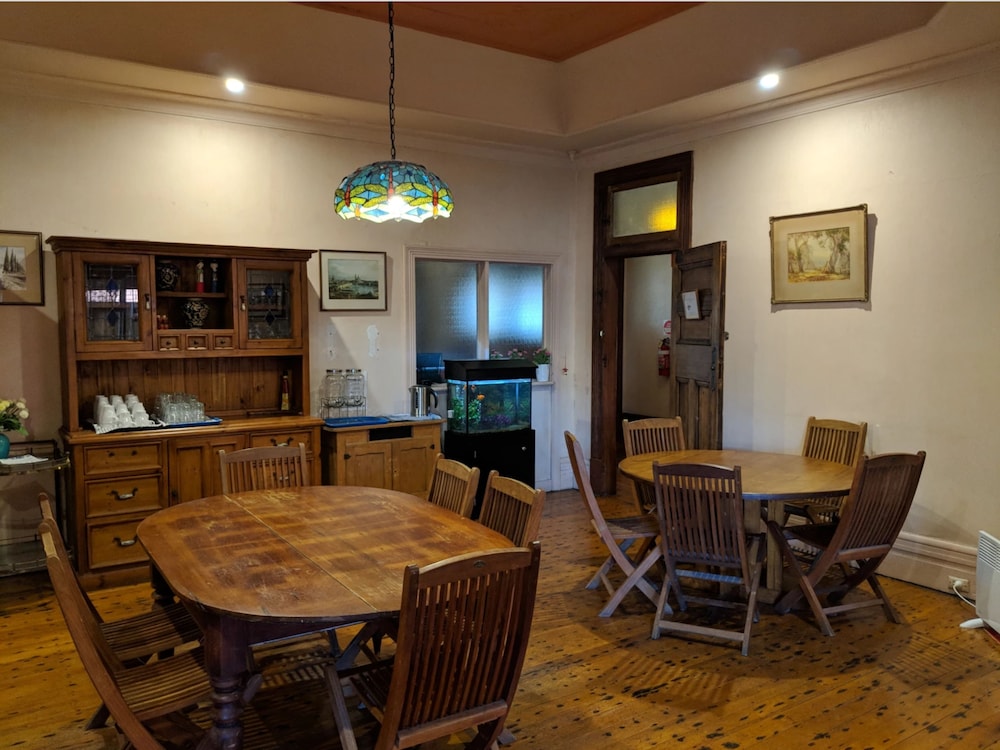 BURWOOD BED AND BREAKFAST 41/47