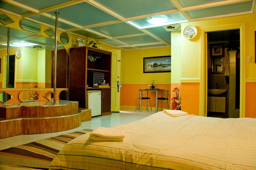 Kokomos Hotel & Restaurant 36/63