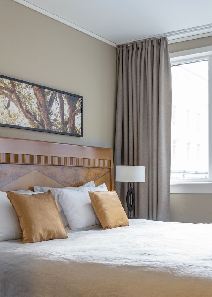 Family 4, King and Twin Beds