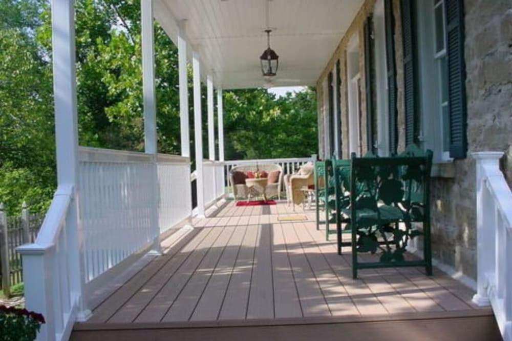 Stone Haus Bed & Breakfast 4/20