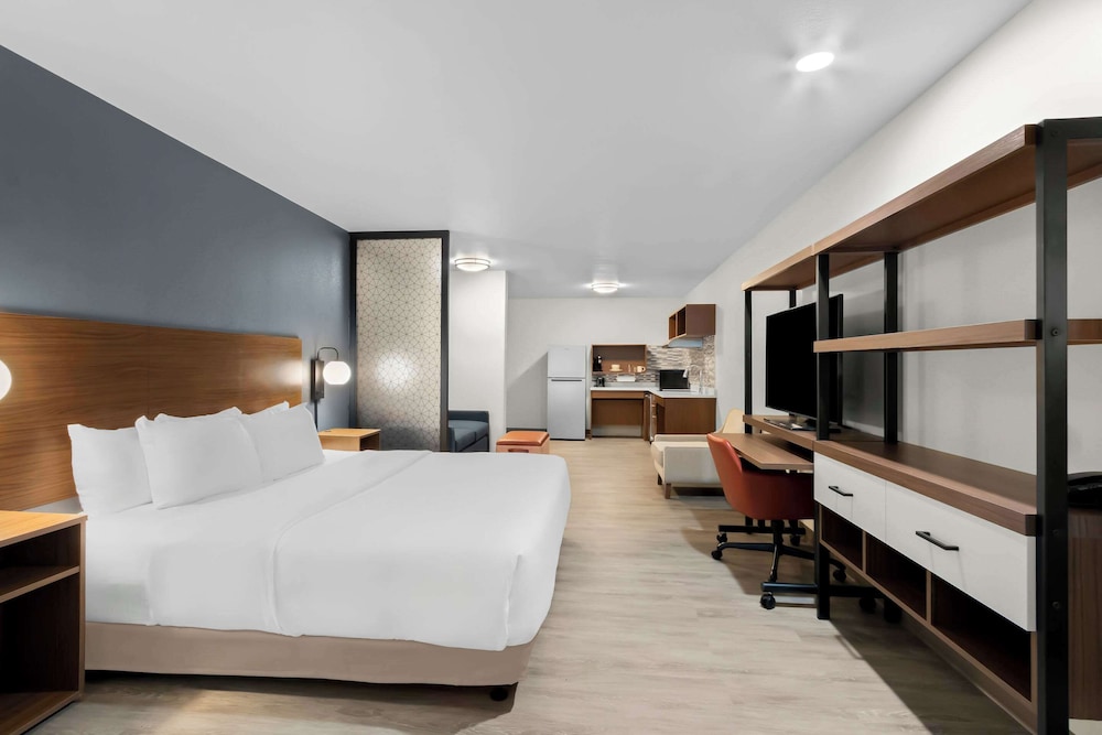 Everhome Suites Glendale Sports & Entertainment District 14/47