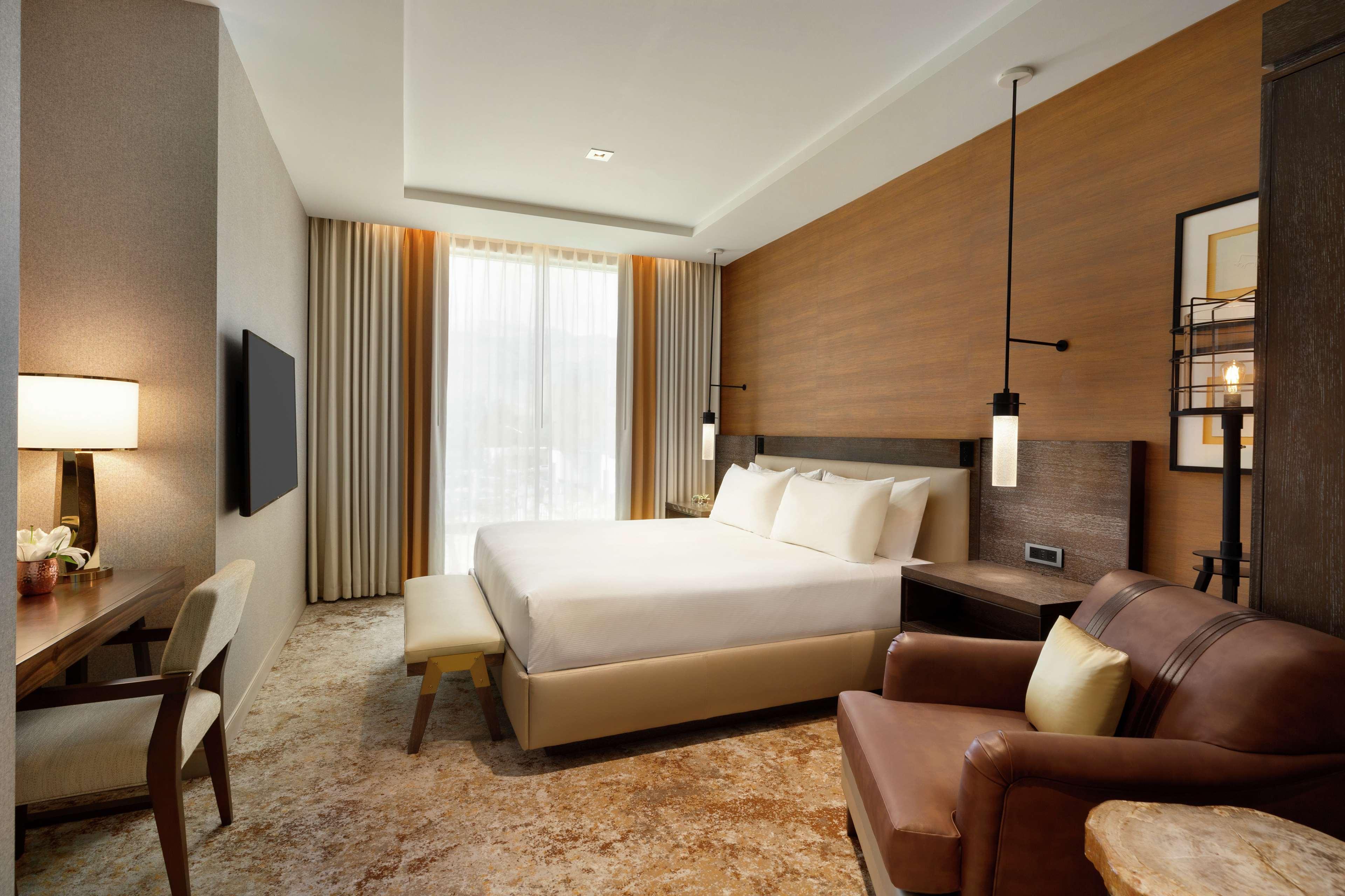 1 BEDROOM, SUITE, KING BED