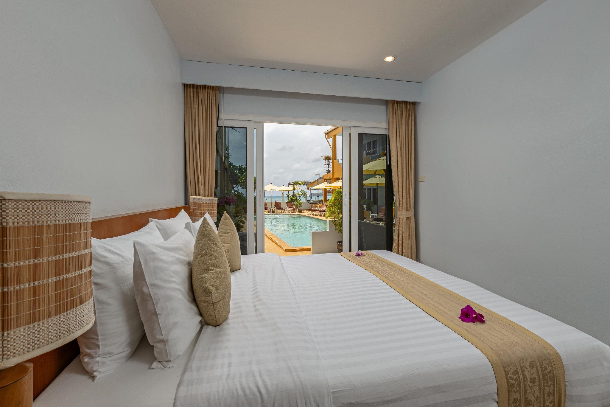Suite, King Bed, Pool and Sea View