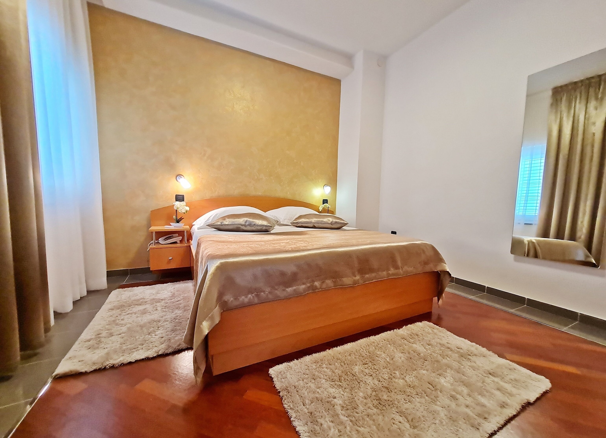 Suite, Partial Sea View