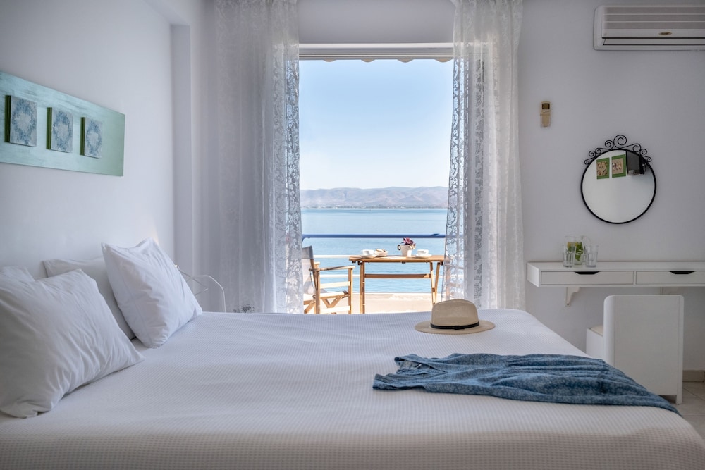 STUDIO, KING BED, BEACH FRONT, SEA VIEW