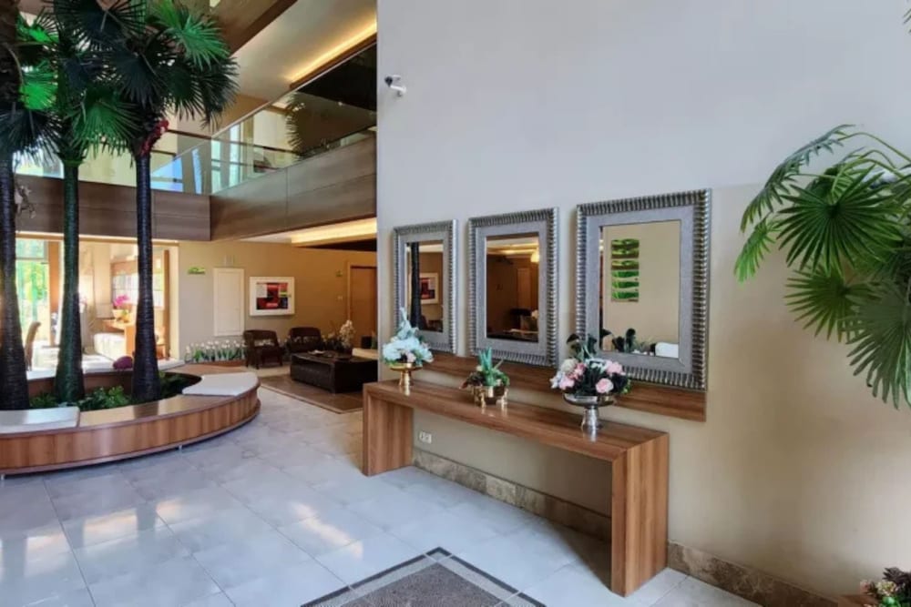 Ambassador Plaza 28/78