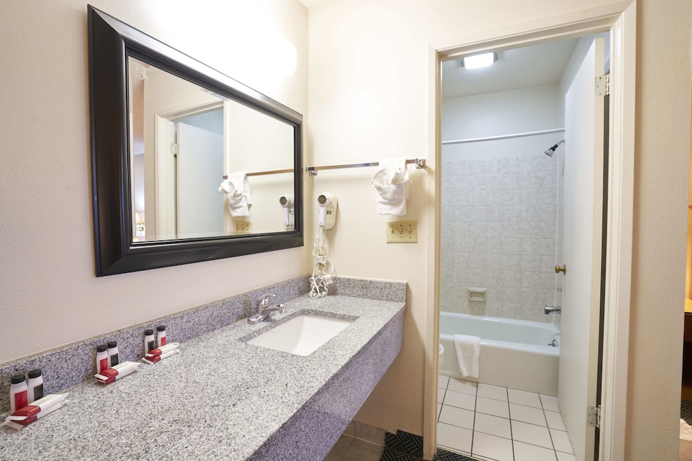 Skyway Inn SeaTac 56/58