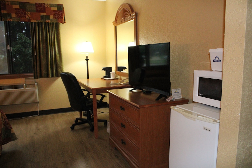 Days Inn Sheboygan the Falls 32/41