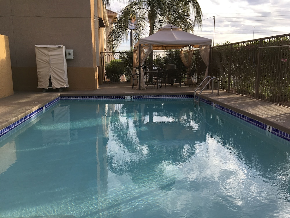 Comfort Inn & Suites Near Kino Sports Complex 39/58