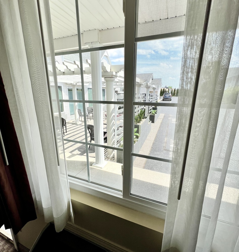 Court Plaza Inn & Suites 32/64