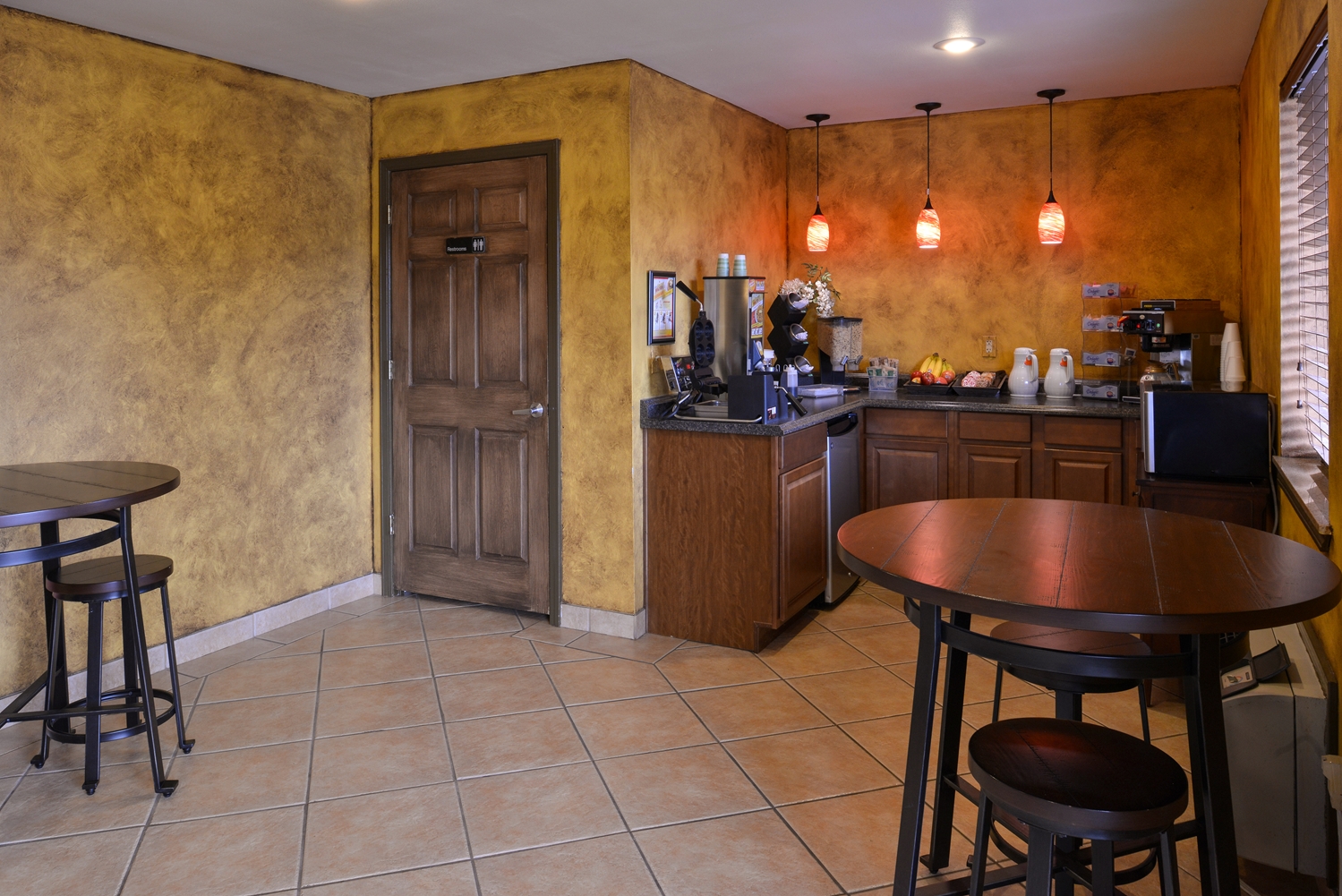 Americas Best Value Inn And Suites University Avenue 16/18