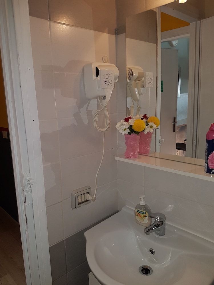 Roman Holidays Hostel 49/50