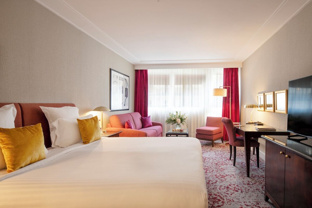 EXECUTIVE, DOUBLE OR TWIN BED