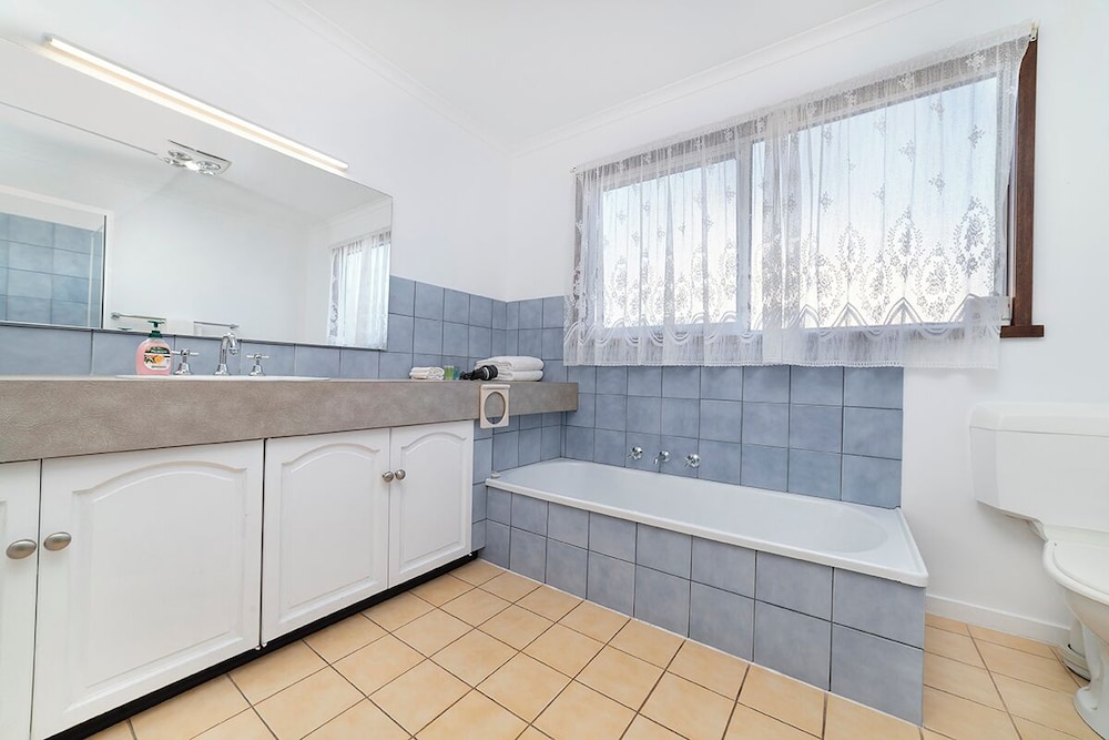 PORT CAMPBELL MOTOR INN 8/50