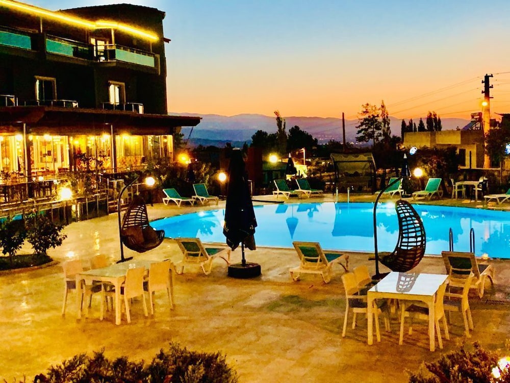 White Heaven Hotel 36/40