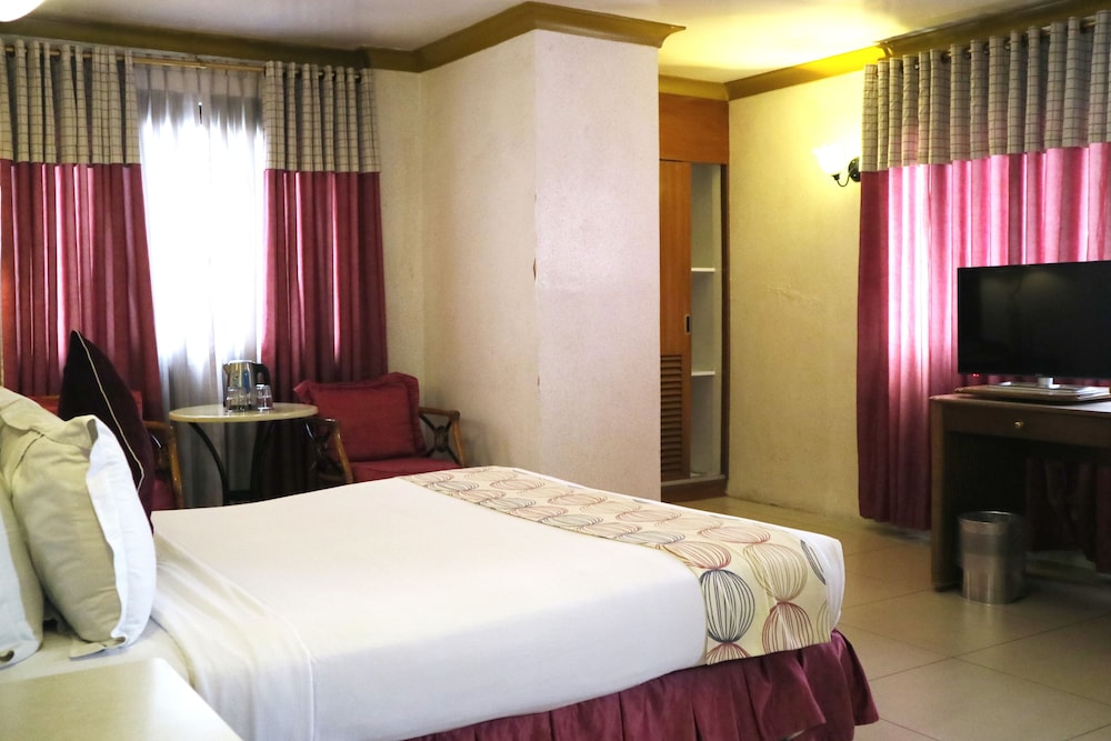 Golden Pine Hotel 10/41