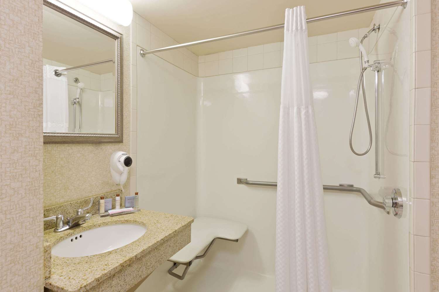 Wingate By Wyndham Charlotte Airport 22/23