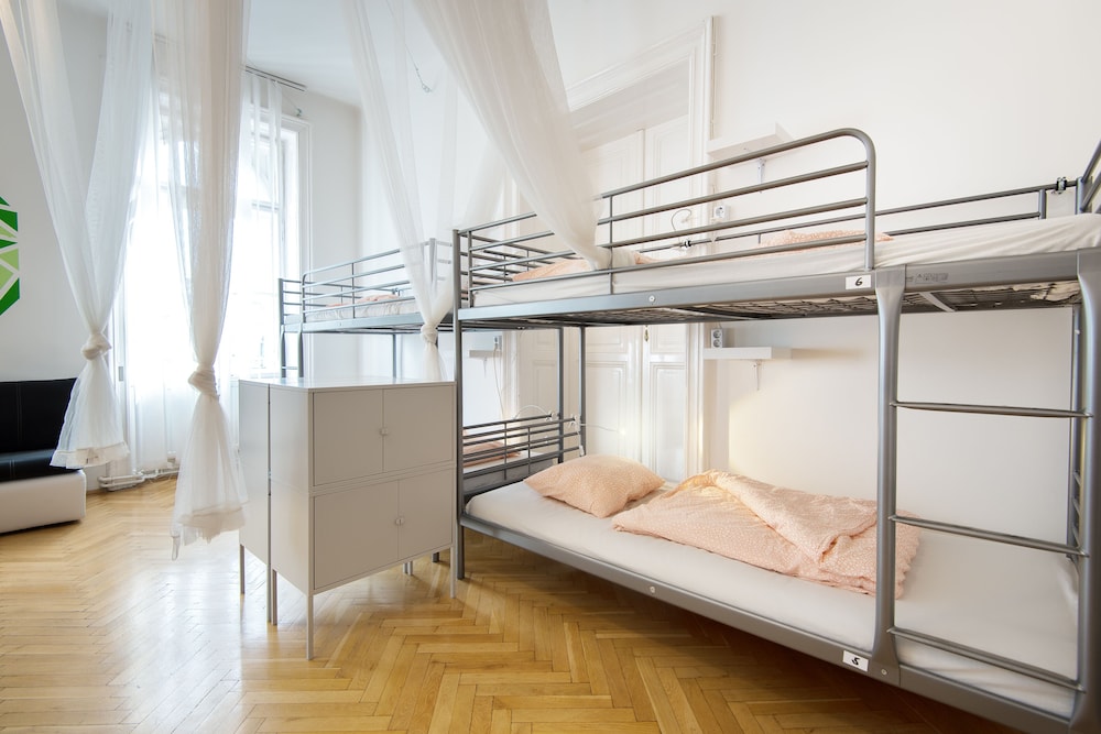Avenue Hostel 7/50