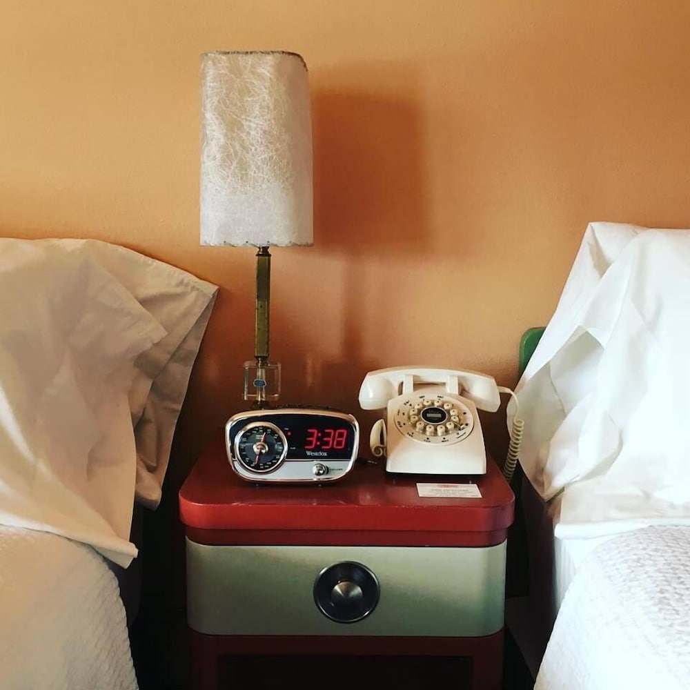 Holiday Music Motel 33/64
