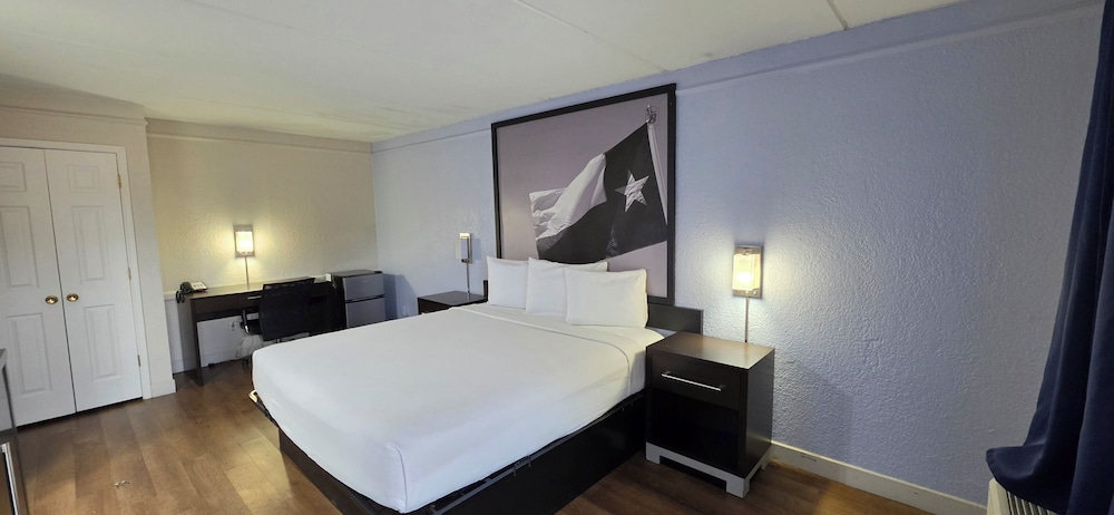 Super 8 by Wyndham Austin South / I-35 11/23