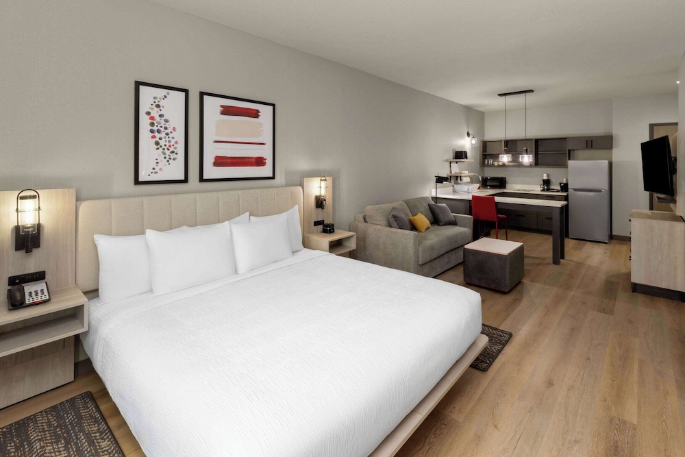 La Quinta Inn & Suites by Wyndham DeSoto 19/44