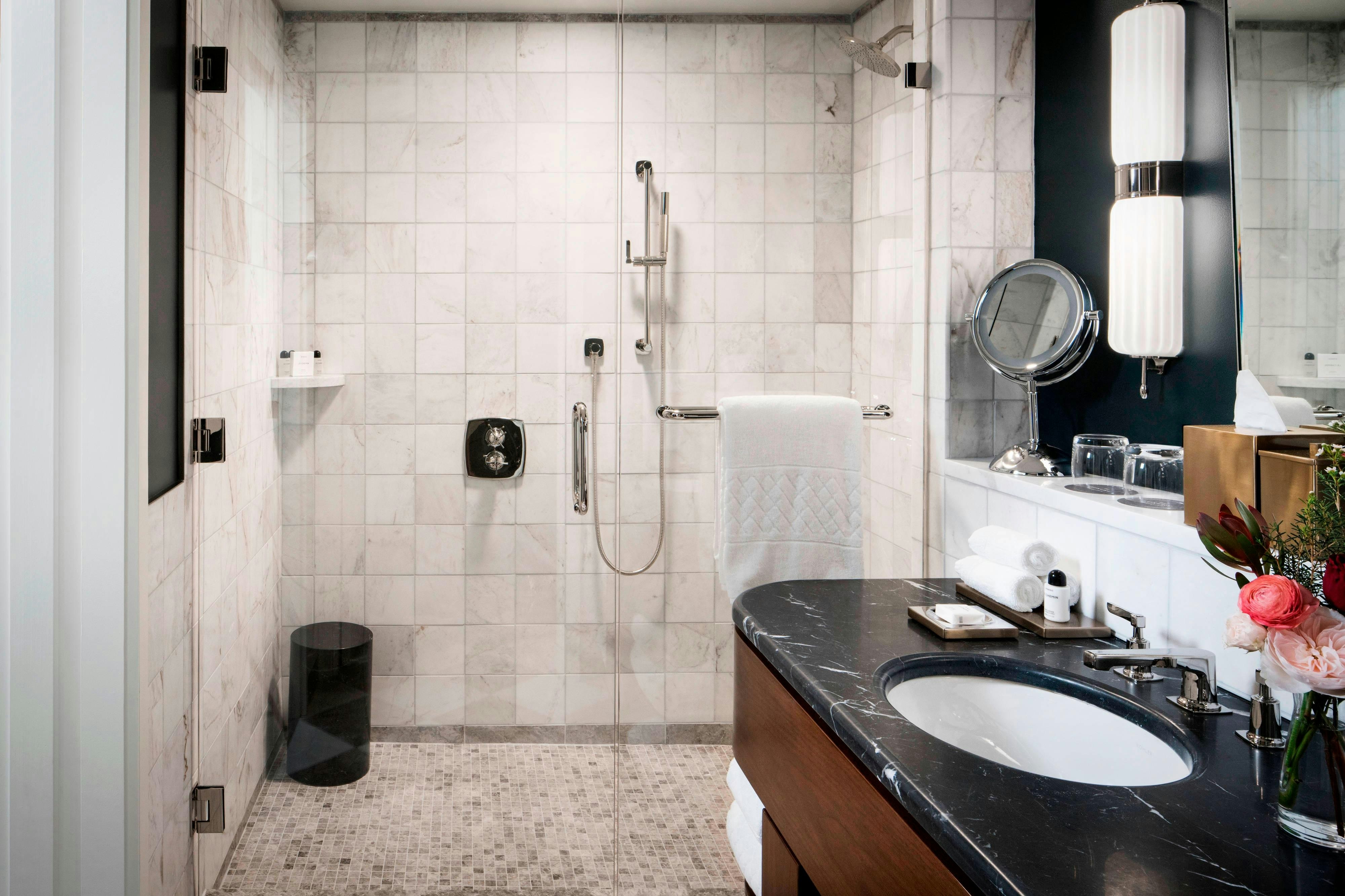 غرفة بسرير كينج، PERRY LANE HOTEL, A LUXURY COLLECTION HOTEL, SAVANNAH 3/5