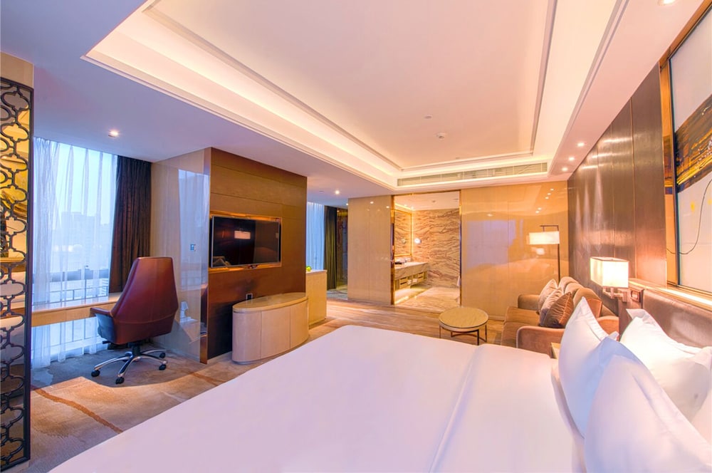 Junior Suite, King Bed, Tower View
