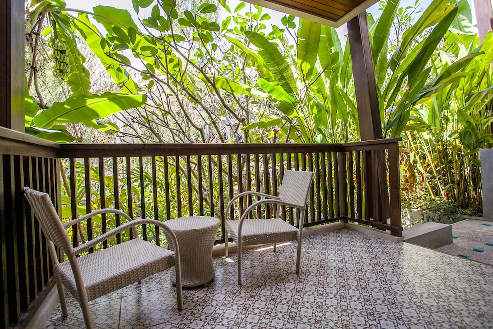 HULA HULA RESORT l truly tropical and fun wellness 68/90