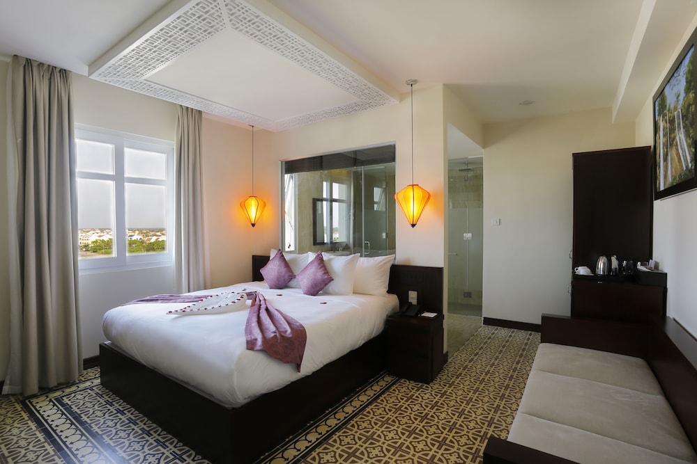 Royal Riverside Hoi An Hotel 27/75
