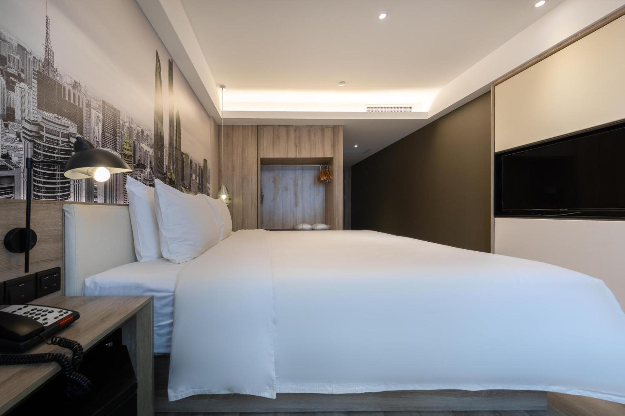 Elegant, Queen Bed