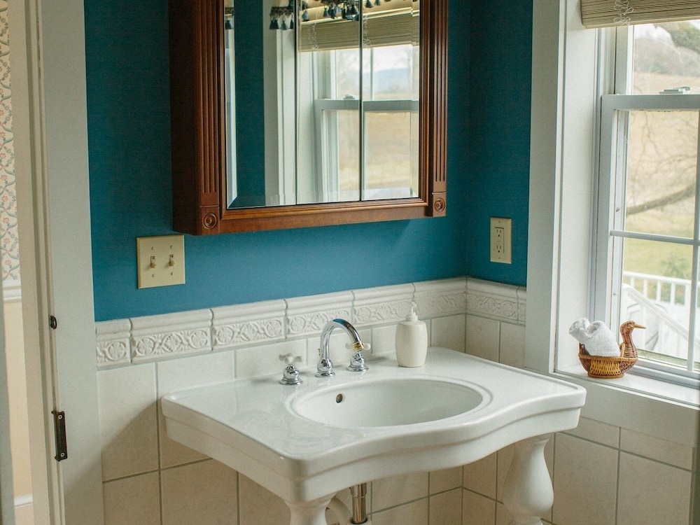 Bridal, Standard, Queen Bed، Cave Hill Farm Bed and Breakfast 2/2