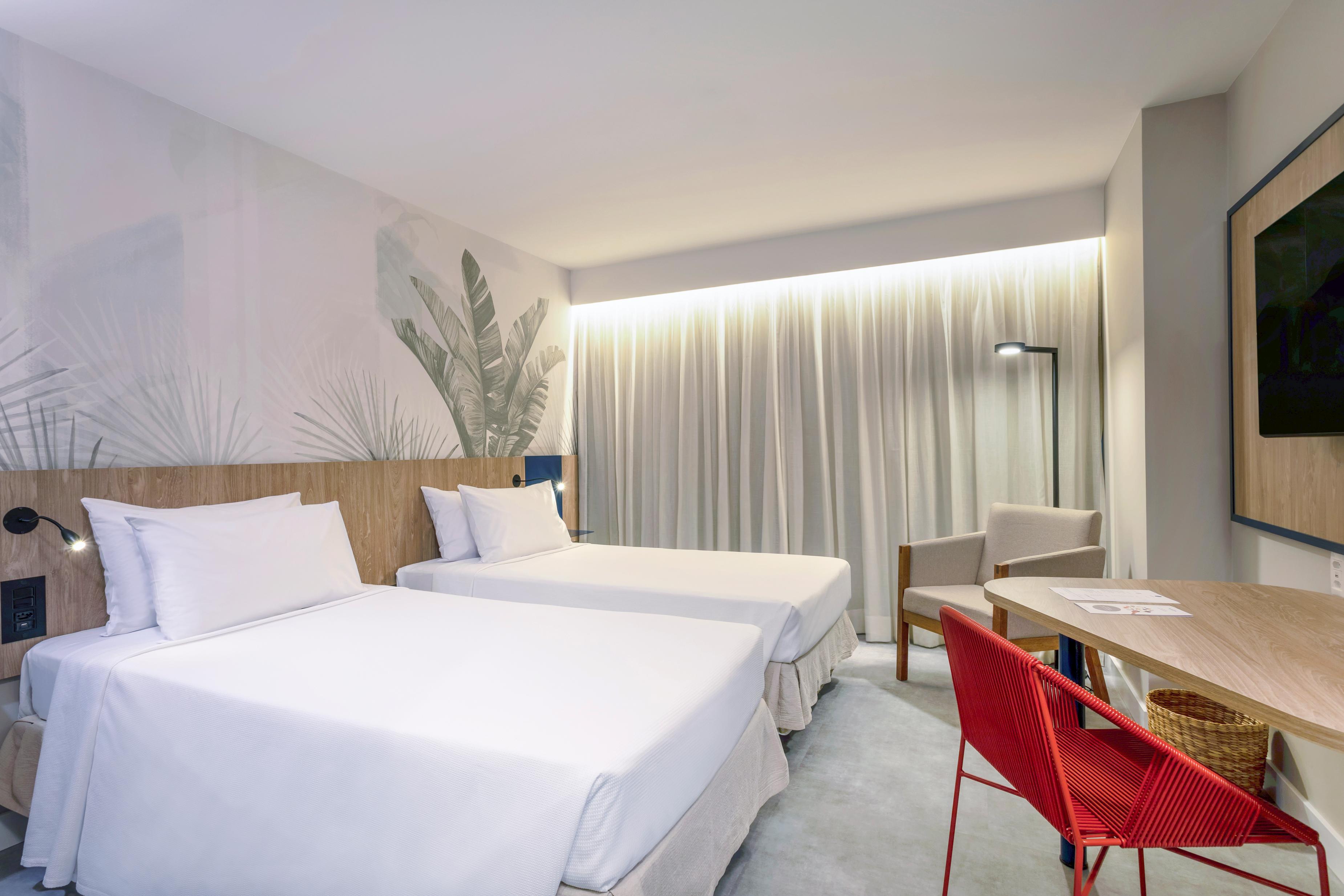 Superior, Twin Beds, Street View