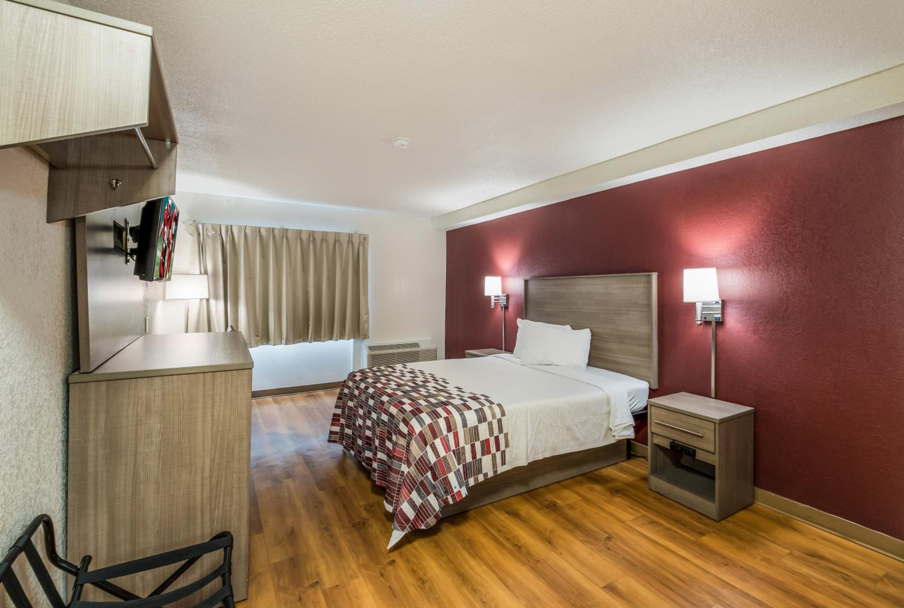 Room at Red Roof Inn Rochester Airport, ROCHESTER - NY