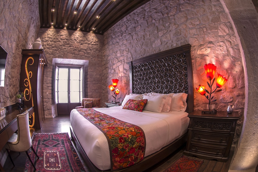 Grand, Courtyard, King Bed