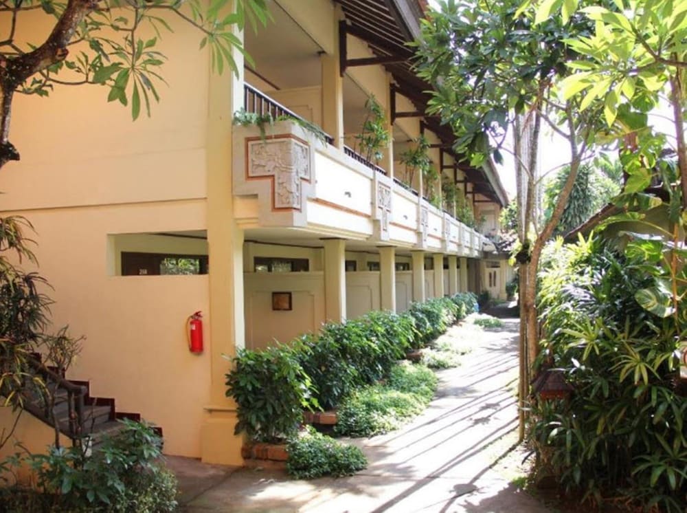 BESAKIH BEACH HOTEL 64/67